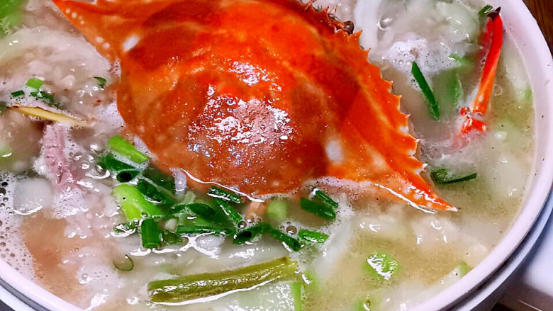 蟹肉粥,大约煮5分钟左右,来点盐与<a style='color:red;display:inline-block;' href='/shicai/ 720'>胡椒粉</a>调味。