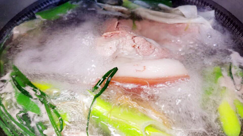 土豆回锅肉,大葱小葱的边角料加水,<a style='color:red;display:inline-block;' href='/shicai/ 718'>料酒</a>,汆烫梅花肉