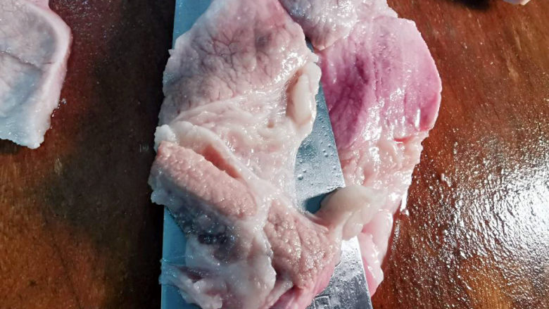 土豆回锅肉,汆烫后的梅花肉切成0.1公分薄片