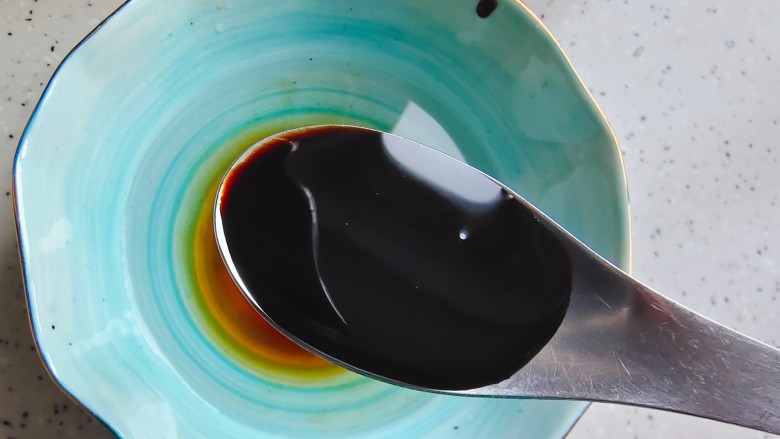 糖醋茭白,调一个碗汁:半碗清水,一勺生抽