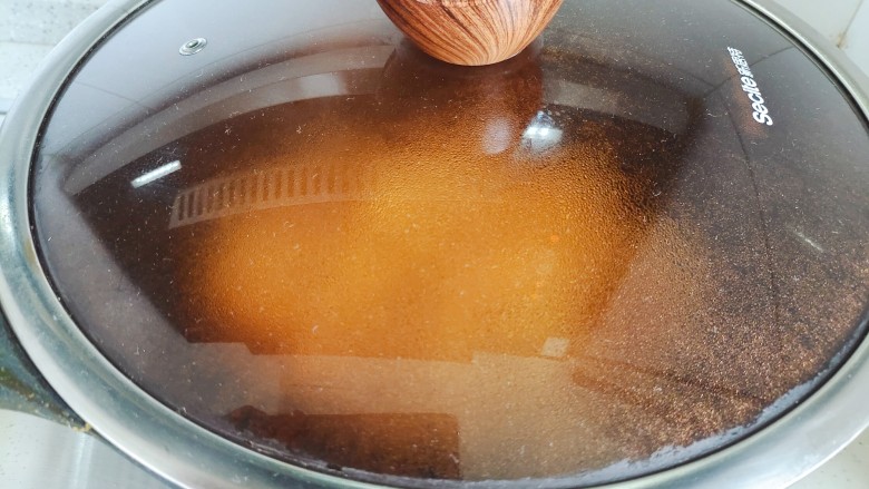 糖醋茭白,盖上锅盖,转小火焖煮两分钟