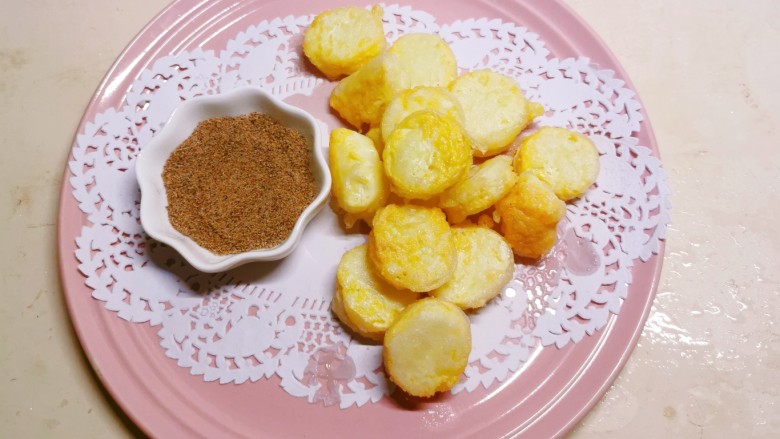 椒盐日本豆腐,码放盘中,蘸着<a style='color:red;display:inline-block;' href='/shicai/ 704'>椒盐</a>食用。