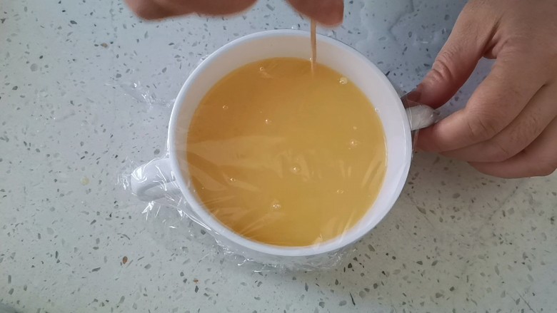 虾仁蒸蛋,盖上保鲜膜,扎孔