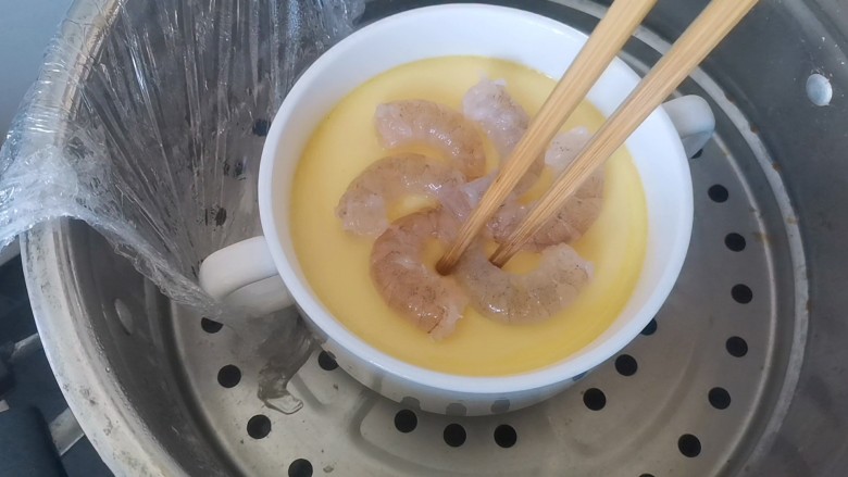 虾仁蒸蛋,放入蒸锅,水开蒸10分钟,放入虾仁,再蒸5分钟