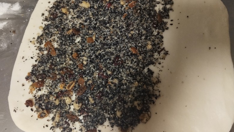 扭藤馒头,把芝麻馅料放在面皮上,留1/3处不放馅料