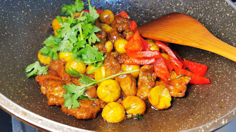 猪肉烧板栗,烧至收汁后,放入香菜及红椒翻炒均匀即可