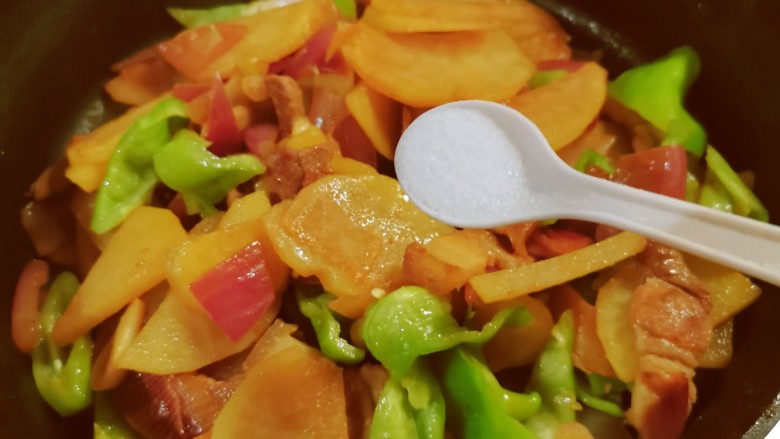 土豆回锅肉,按自己口味添加盐调味,关火出锅。