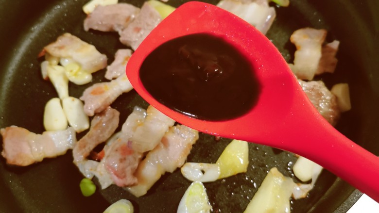 土豆回锅肉,煎好的肉片重新回到锅中,放入<a style='color:red;display:inline-block;' href='/shicai/ 712'>甜面酱</a>。