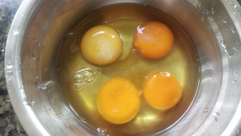 南瓜炒鸡蛋,鸡蛋清洗后,磕入碗里