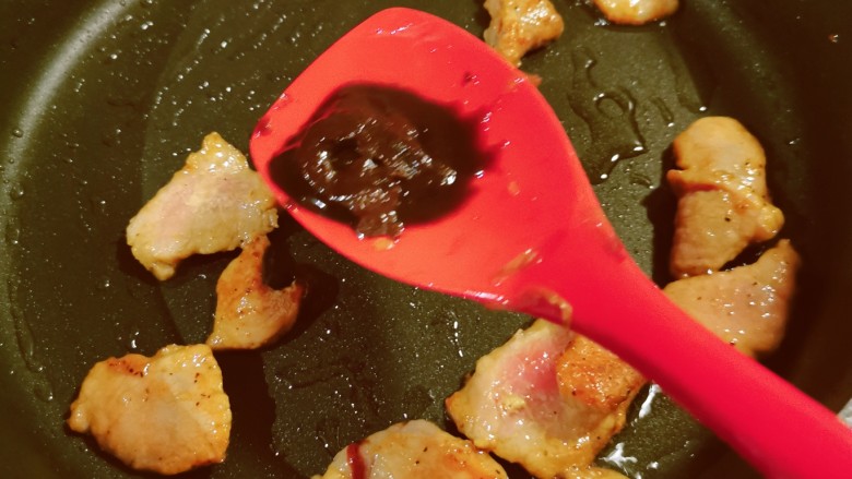猪肉烧板栗,肉片煎至两面微微焦黄色,放入<a style='color:red;display:inline-block;' href='/shicai/ 712'>甜面酱</a>翻炒。