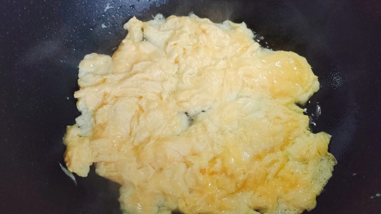 南瓜炒鸡蛋,起油锅,油热后下鸡蛋液