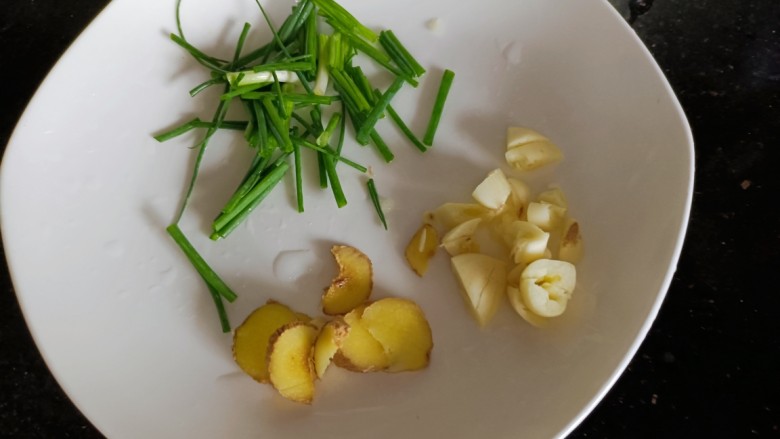 板栗烧肉,葱姜蒜备好