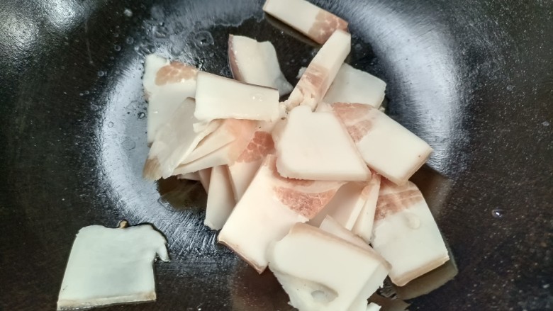 板栗烧肉,起锅烧火，放入<a style='color:red;display:inline-block;' href='/shicai/ 428'>五花肉</a>