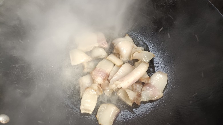 板栗烧肉,中火炸出油，成浅黄色