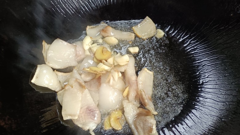 板栗烧肉,放入生姜大蒜，炸出香味