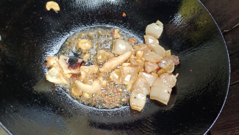 板栗烧肉,加入生抽老抽