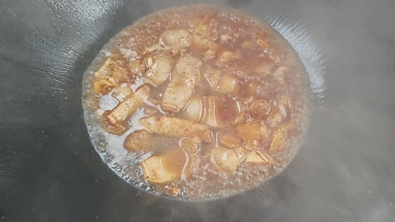 板栗烧肉,加入<a style='color:red;display:inline-block;' href='/shicai/ 156925'>水</a>，小火焖烧3~5分钟