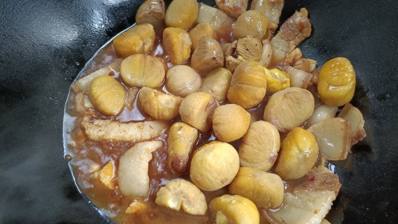 板栗烧肉,倒入板䅇，继续翻炒烧熟