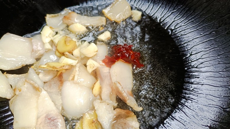 板栗烧肉,放入<a style='color:red;display:inline-block;' href='/shicai/ 4510'>黄豆酱</a>，翻炒