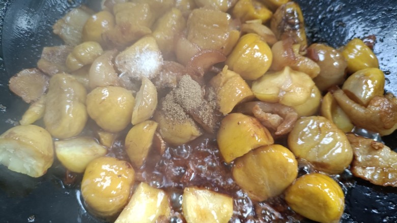 板栗烧肉,放入盐，胡椒，味精炒匀