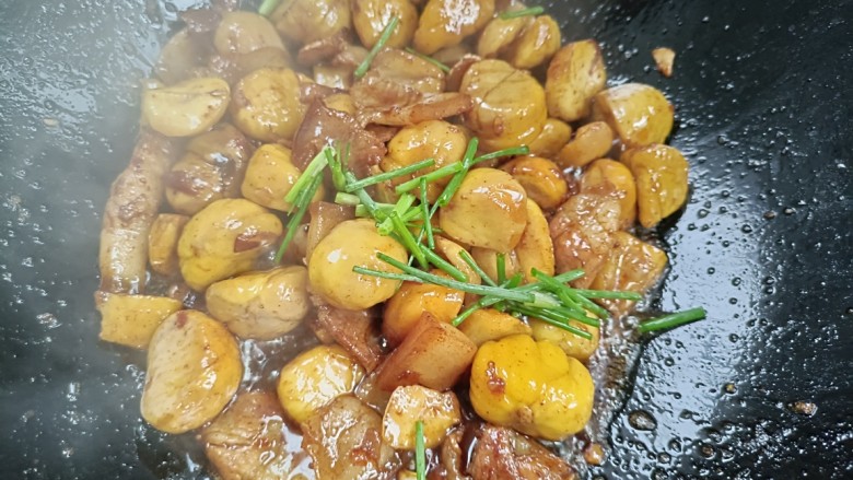 板栗烧肉,放入葱段