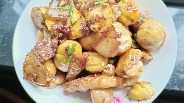 板栗烧肉,起锅装盘，撤上<a style='color:red;display:inline-block;' href='/shicai/ 157'>小葱</a>