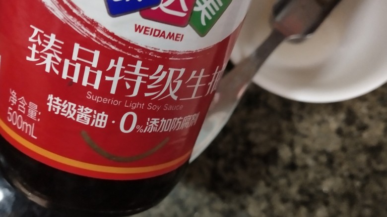 糖醋茭白,调制糖醋汁,一小勺生抽