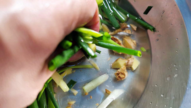 牛肉丸子汤,葱姜加入 <a style='color:red;display:inline-block;' href='/shicai/ 718'>料酒</a>,盐抓出葱姜水