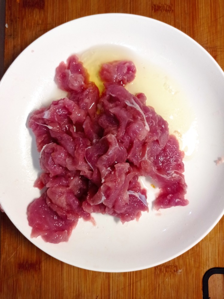糖醋茭白,放入<a style='color:red;display:inline-block;' href='/shicai/ 59093'>鸡蛋清</a>,继续抓至粘稠