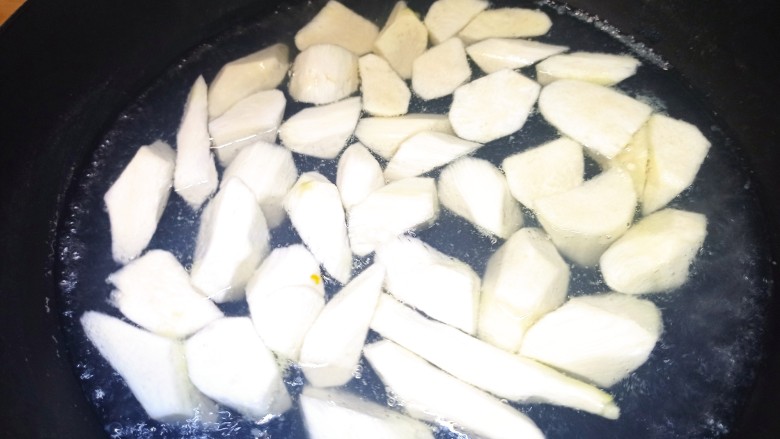 糖醋茭白,茭白焯水,一分钟左右捞出