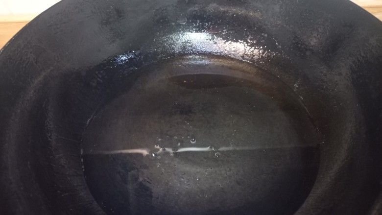 糖醋茭白,热锅凉油,烧至七成热