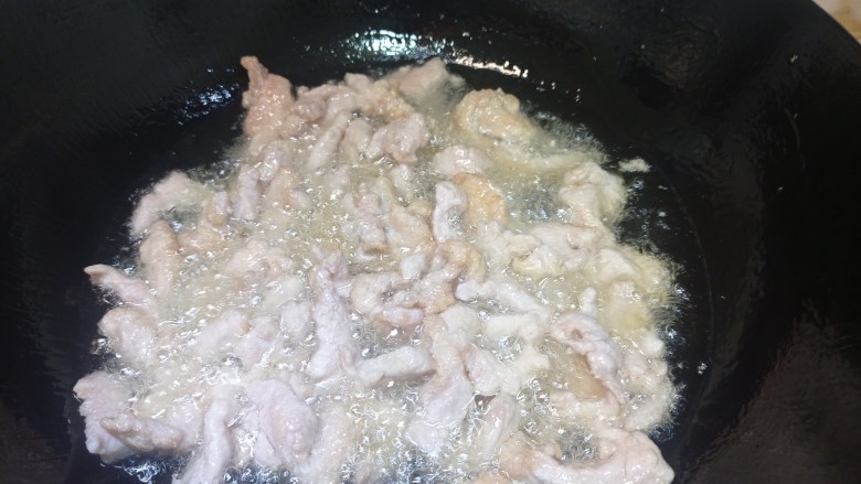 糖醋茭白,调小火煎炸一分钟后,调至中火煎炸两三分钟左右即可捞出备用
