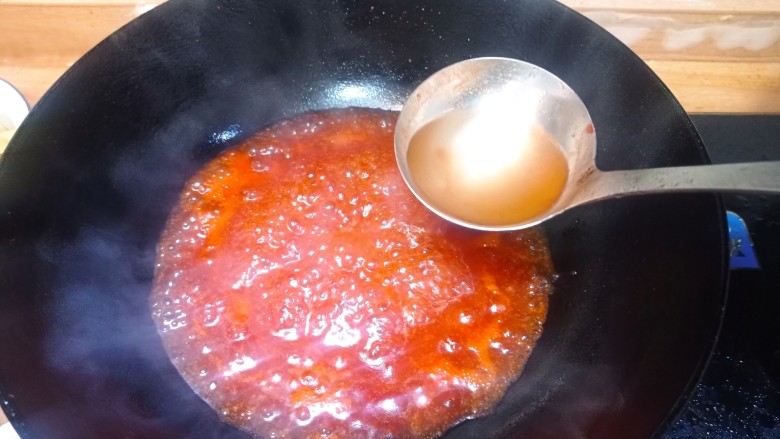 糖醋茭白,放入<a style='color:red;display:inline-block;' href='/shicai/ 793'>米醋</a>继续搅拌至,粘稠