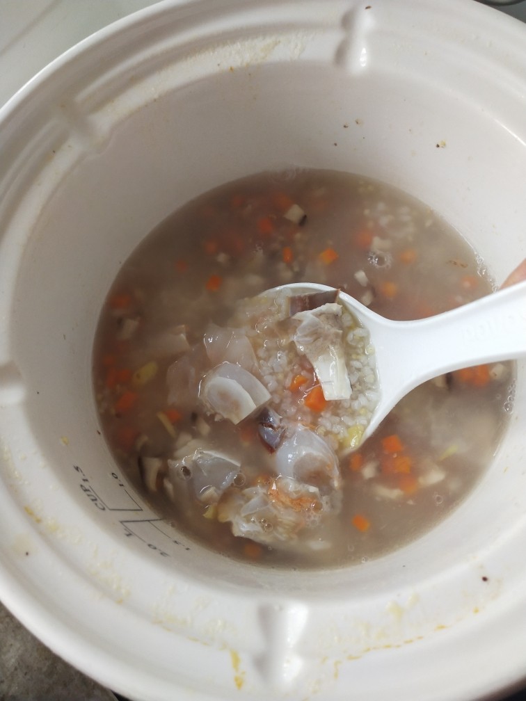 蟹肉粥,放入切好的螃蟹,盖上盖子继续煮