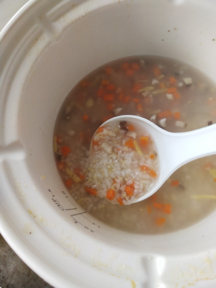 蟹肉粥,待米有点开花时,放入姜丝,再盖上盖子继续煮
