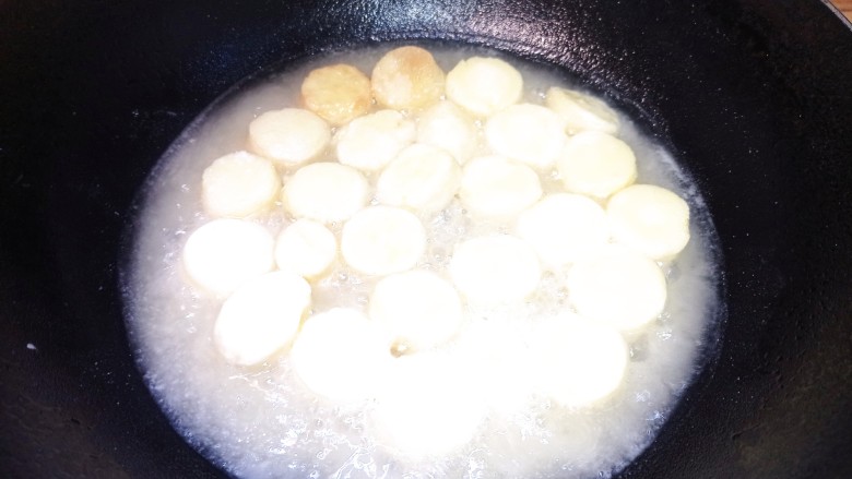 椒盐日本豆腐,放入裹好淀粉的豆腐煎炸