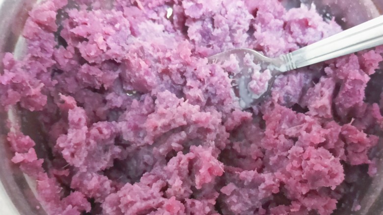 紫薯夹心蛋糕,紫薯蒸熟后压成泥,加入适量牛奶搅拌均匀备用