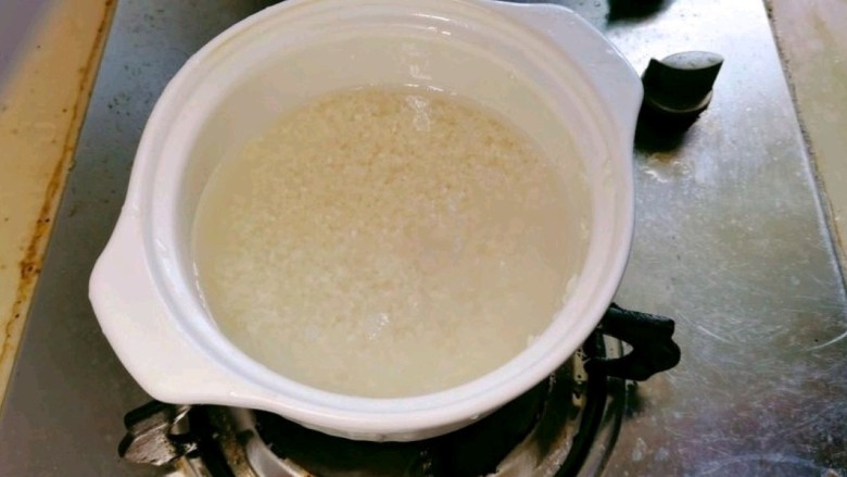 暖冬煲仔饭,加入比平时煮饭少一些的水,盖上锅盖中小火煮制