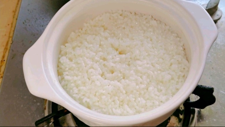 暖冬煲仔饭,米饭煮至七分熟☺️,用筷子插几个气孔