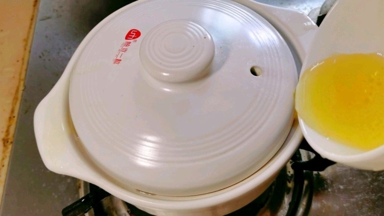 暖冬煲仔饭,在锅边缘均匀的倒入一些食用油,这样做的目的是为了让米饭更好的起锅巴。