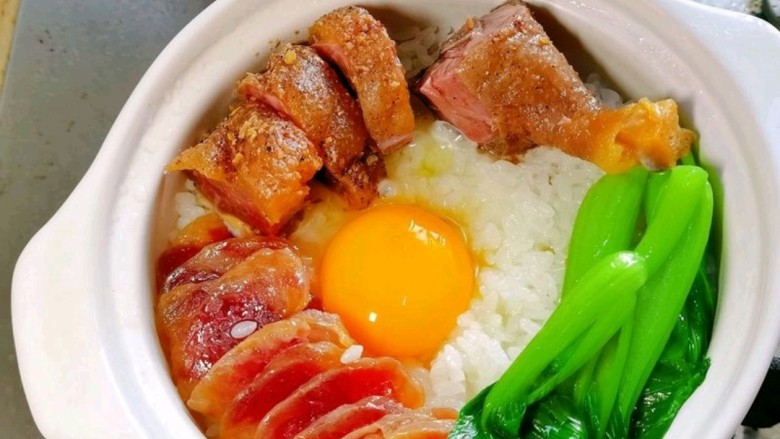 暖冬煲仔饭,闷好后的米饭再次开盖,打入一个<a style='color:red;display:inline-block;' href='/shicai/ 9'>鸡蛋</a>,盖上锅盖继续焖