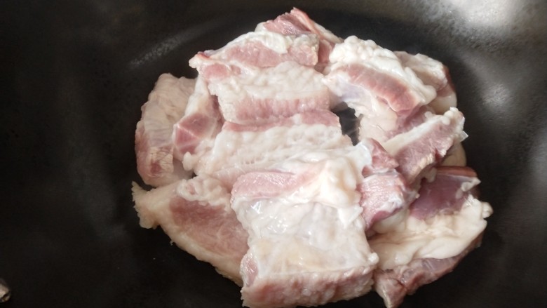卤五花肉,把肉摆在锅里,肉皮朝下