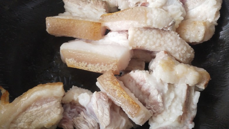 卤五花肉,煎至金黄发泡状,这样肉皮口感更好