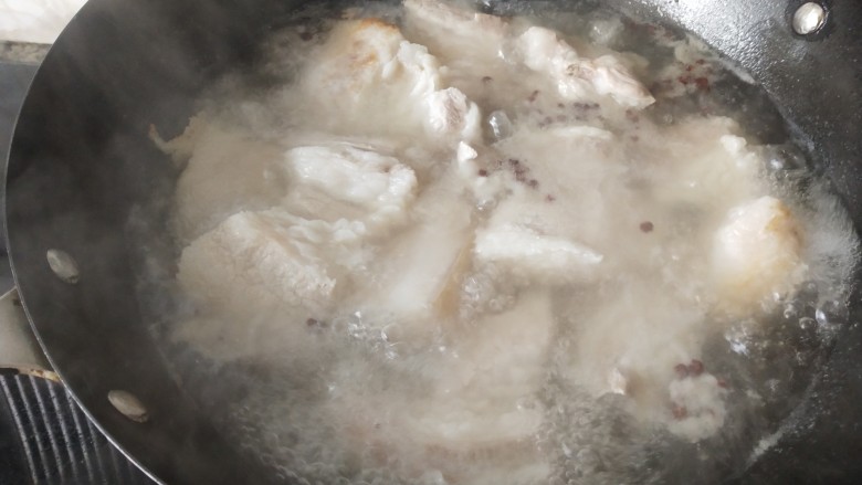 卤五花肉,烧开有浮沫,捞出肉块,清洗干净