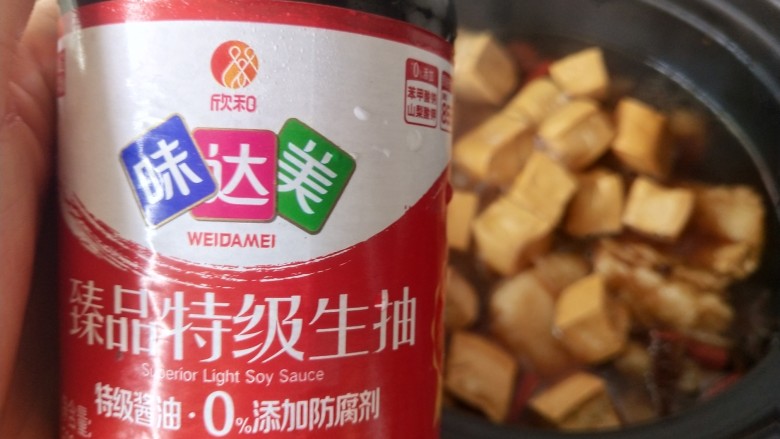 卤五花肉,倒入适量生抽,继续烧个20分钟左右