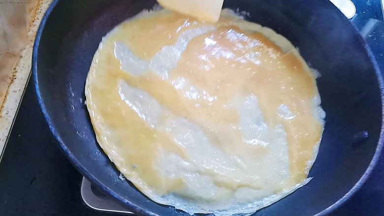 秋葵鸡蛋卷,平底锅烧热刷油,倒入适量的蛋液摊成蛋饼
