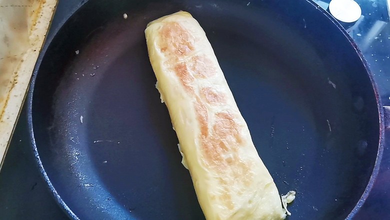 秋葵鸡蛋卷,重复操作直到蛋液卷完,再烙半分钟,烙至表面焦黄