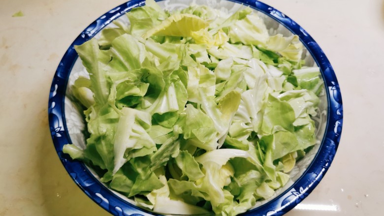 包菜粉丝炒鸡蛋,<a style='color:red;display:inline-block;' href='/shicai/ 3511'>包菜</a>冲洗几遍,手撕成块。
