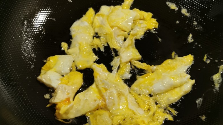 包菜粉丝炒鸡蛋,起油锅放入食用油,油热后放入鸡蛋液翻炒成大块,出锅备用。