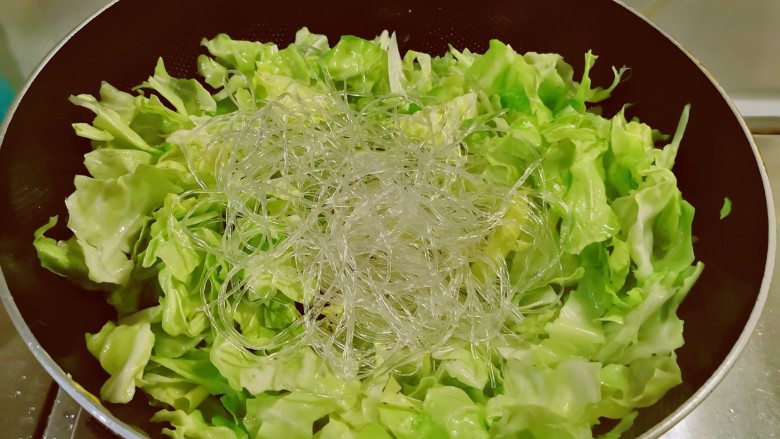包菜粉丝炒鸡蛋,炒至包菜稍稍变软,放入粉丝吸收包菜炒出的水分。